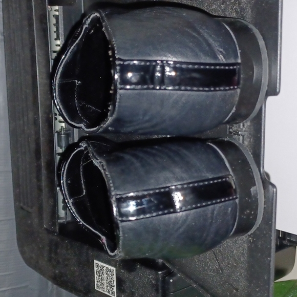 Donald J. Pliner Halia Black Patent Leather Flats. 7 - Picture 5 of 6